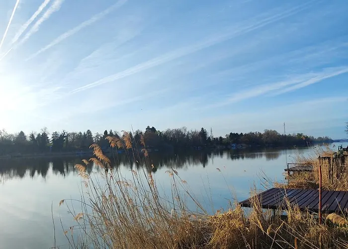 Dunaparti Vendeghaz * Рацкеве